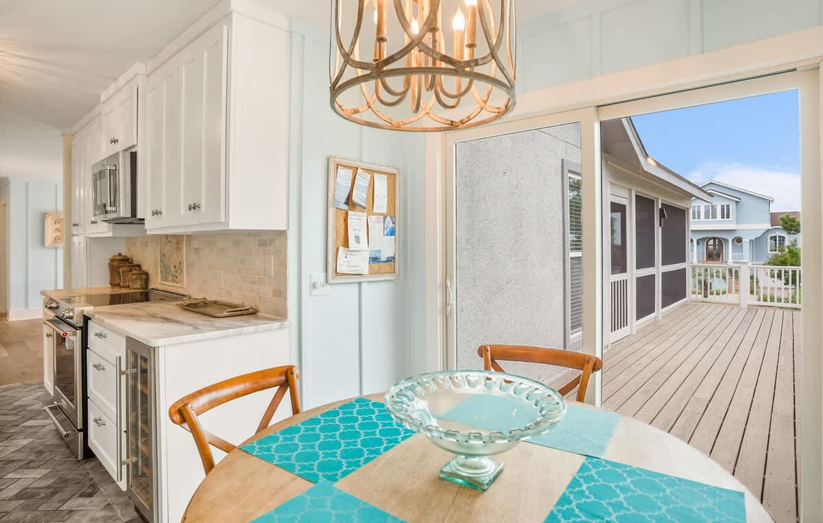 Well equipped kitchen with seating area