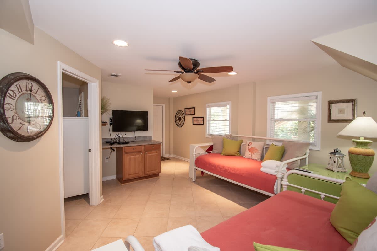 First floor living area with 2 twin daybeds