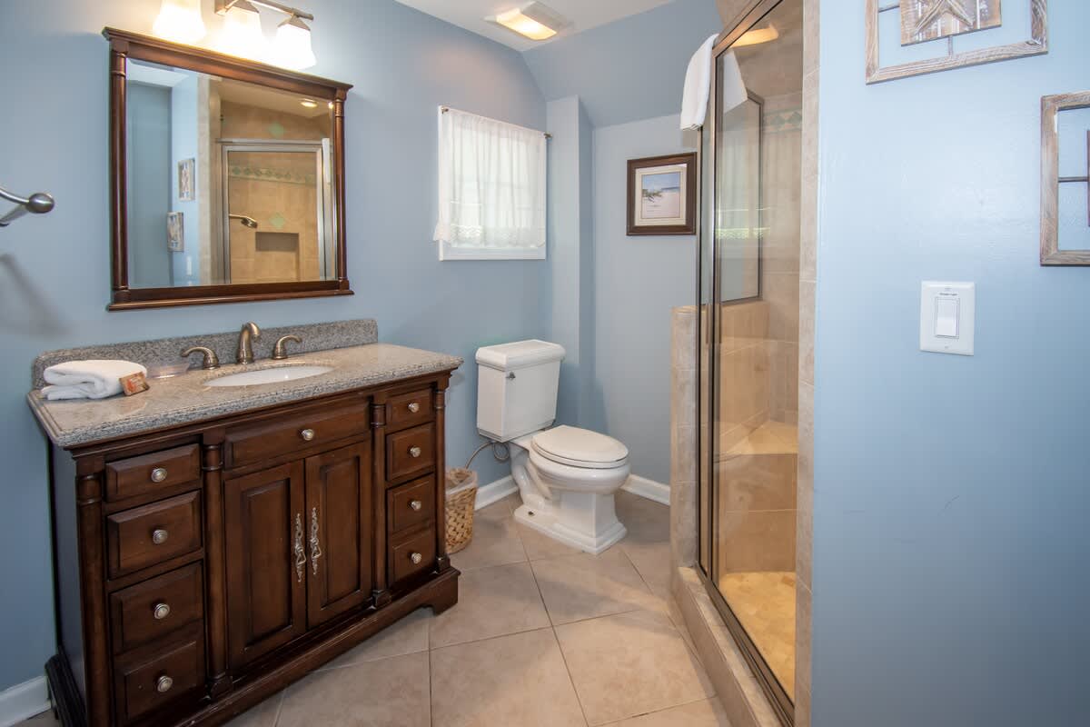 1st floor guest bedroom with en suite bathroom