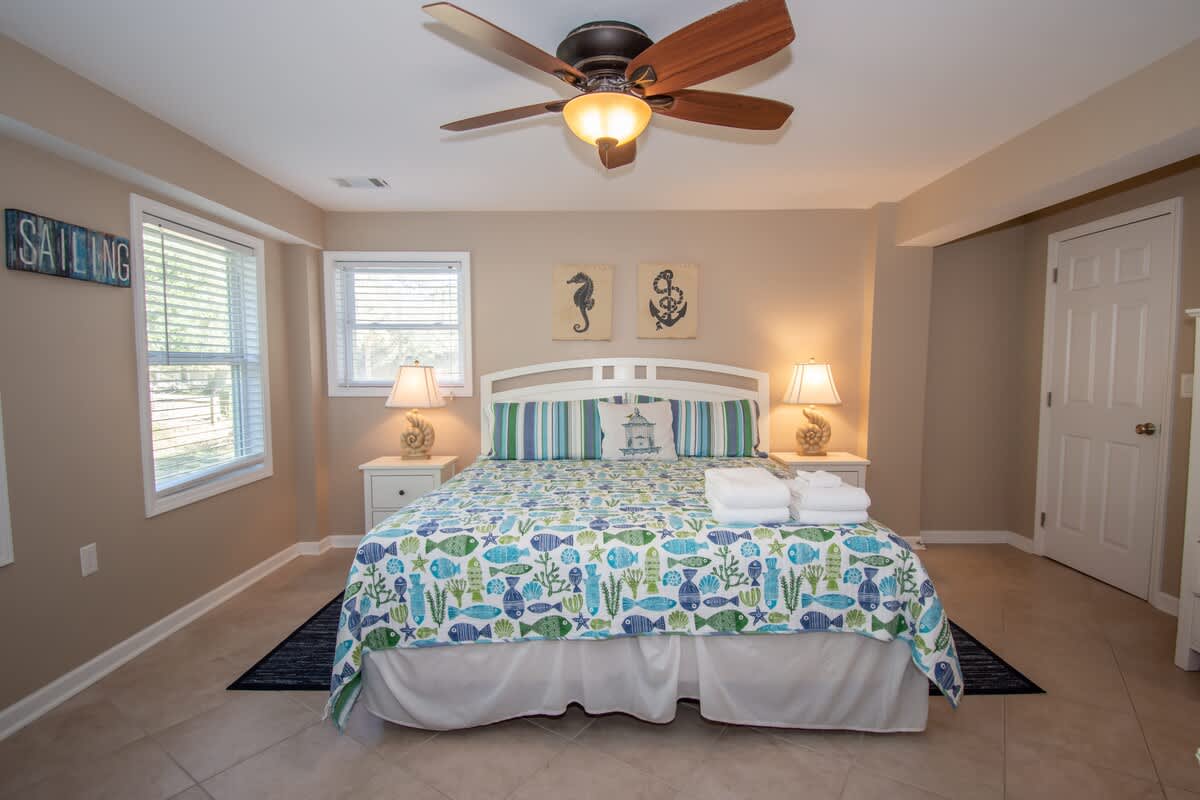 1st floor guest bedroom with en suite bathroom