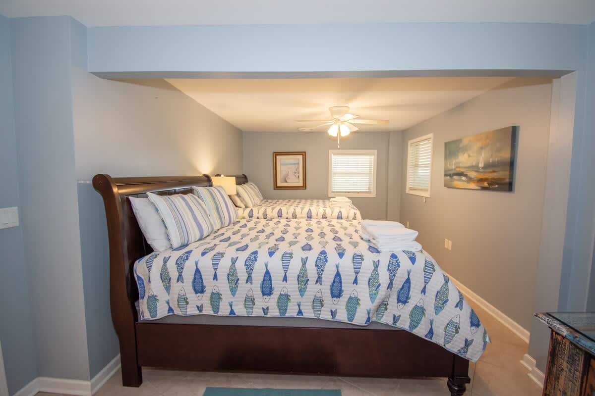 1st floor guest bedroom with en suite bathroom