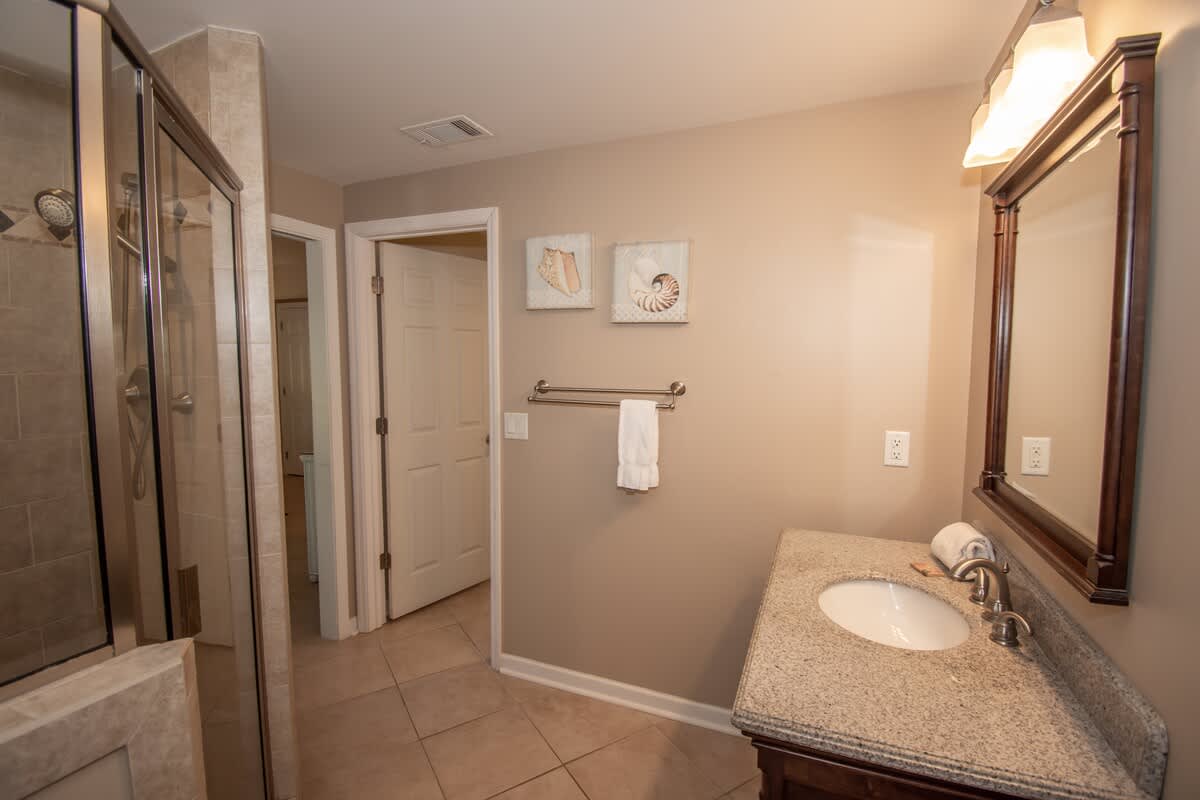 1st floor guest bedroom with en suite bathroom