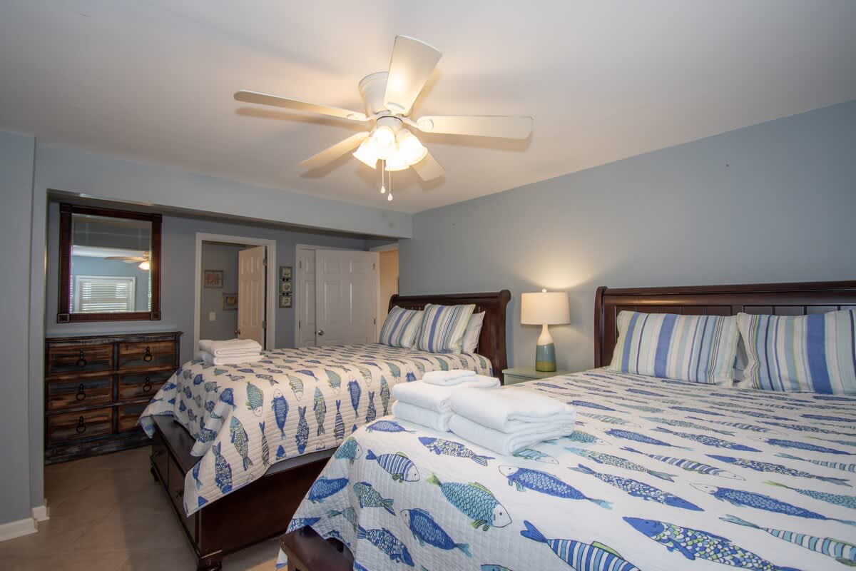 1st floor guest bedroom with en suite bathroom