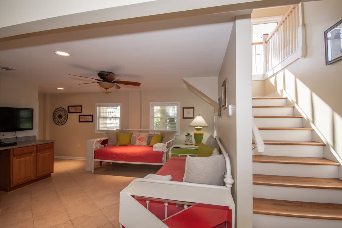 First floor living area with 2 twin daybeds