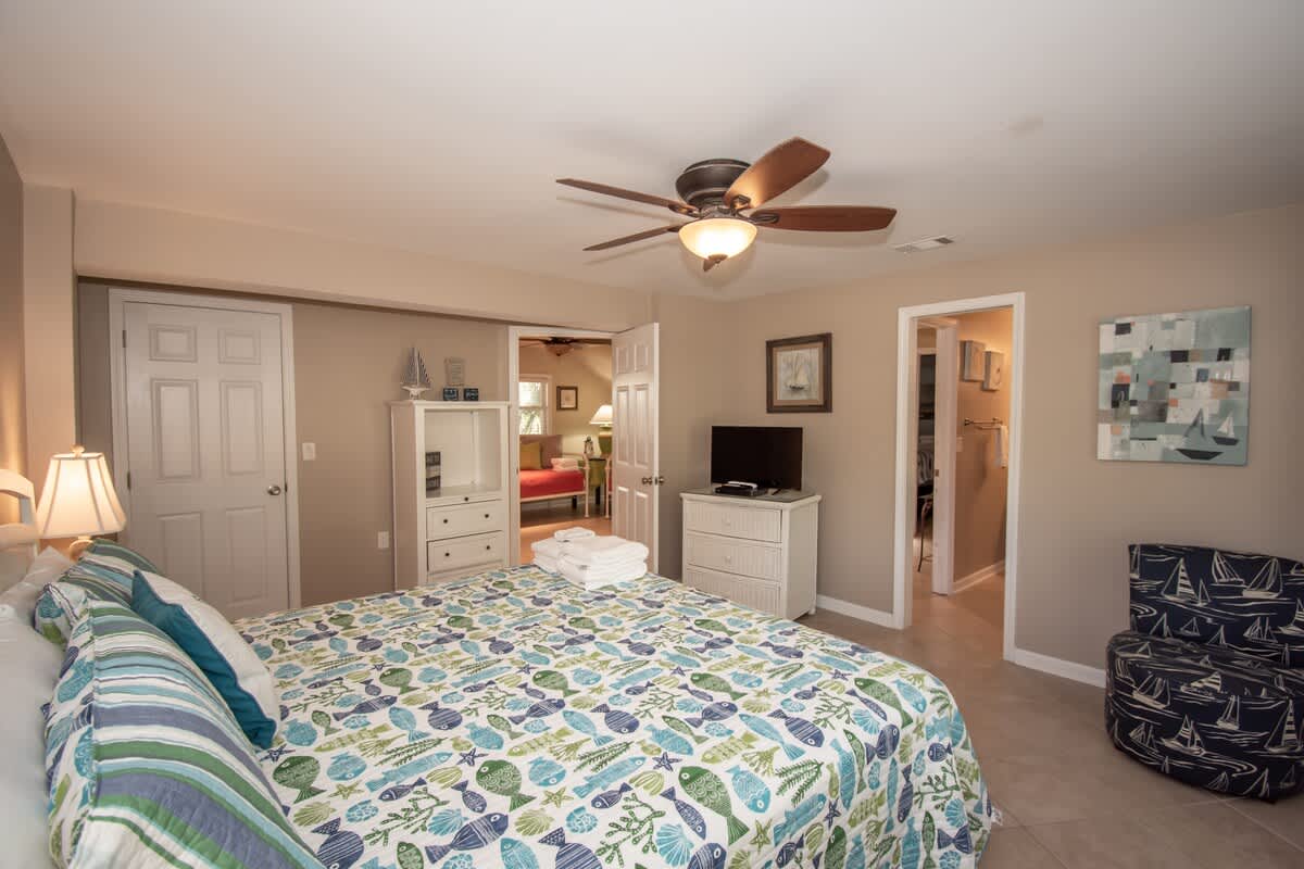 1st floor guest bedroom with en suite bathroom