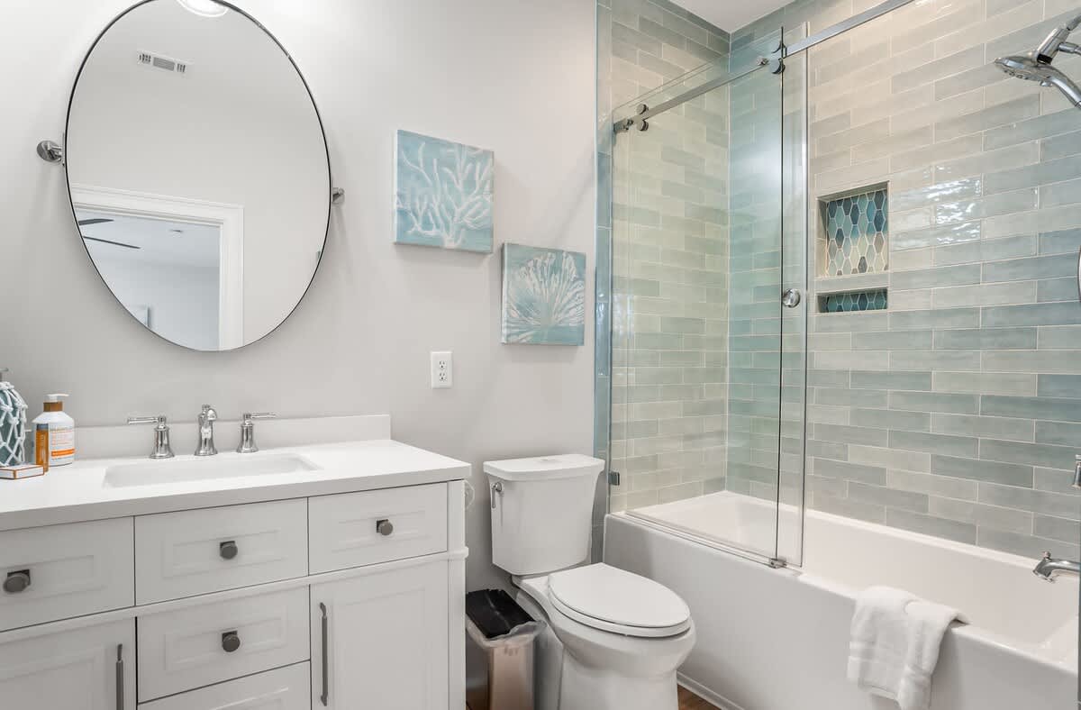 Guest Bedroom Upstairs En-Suite with Shower/Tub Combo 