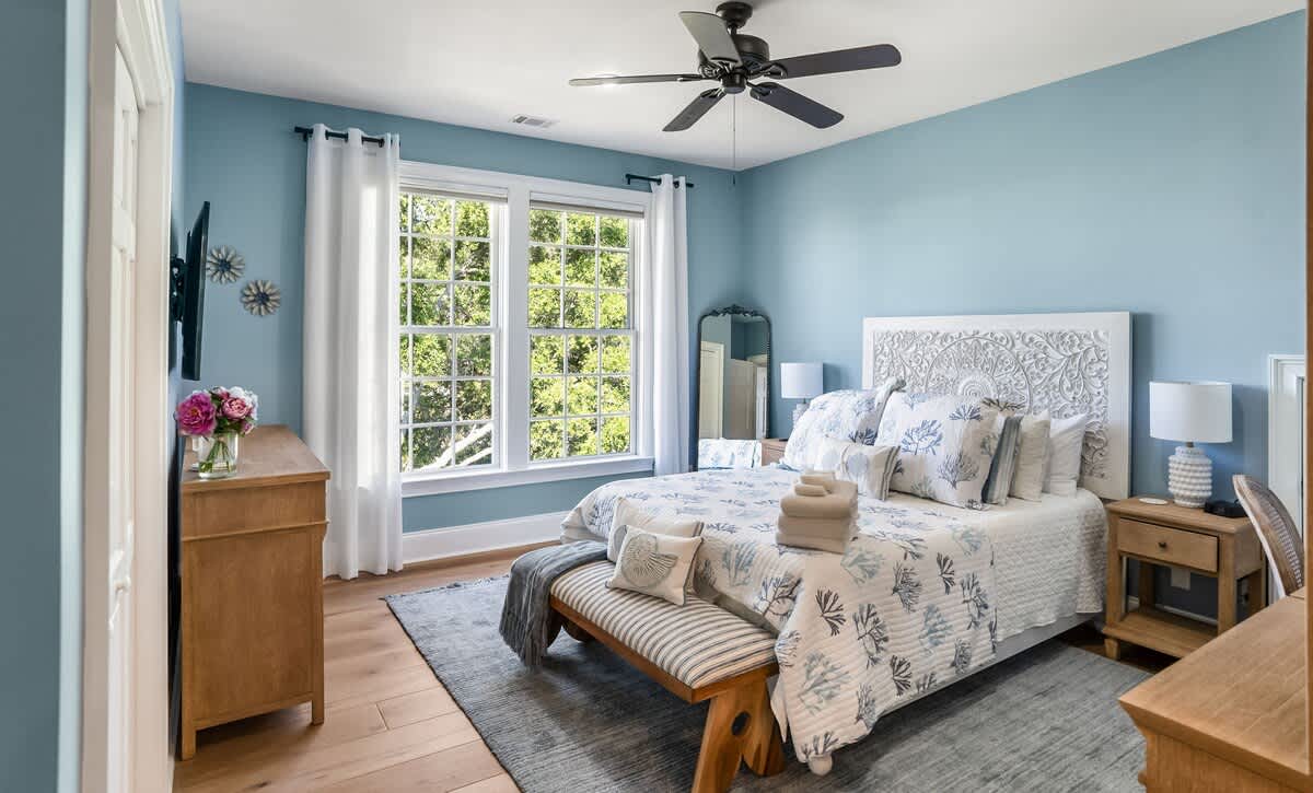 Guest Bedroom with a Queen Bed and En-Suite 