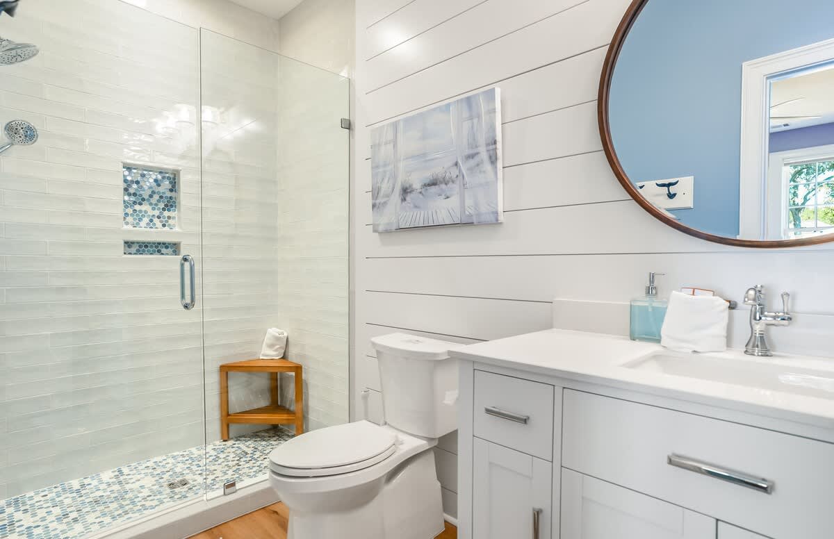 Queen Bedroom with En-Suite Walk-In Shower 