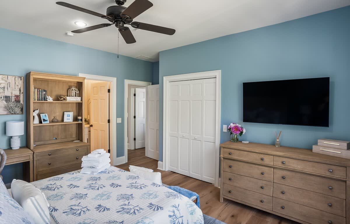Queen Bedroom with En-Suite Walk-In Shower 