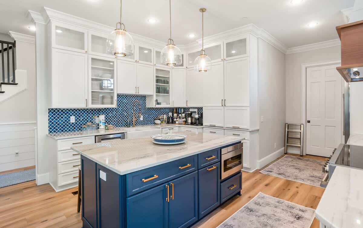 Kitchen with Microwave in Island