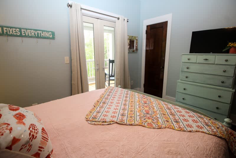 2nd Floor Queen Bedroom