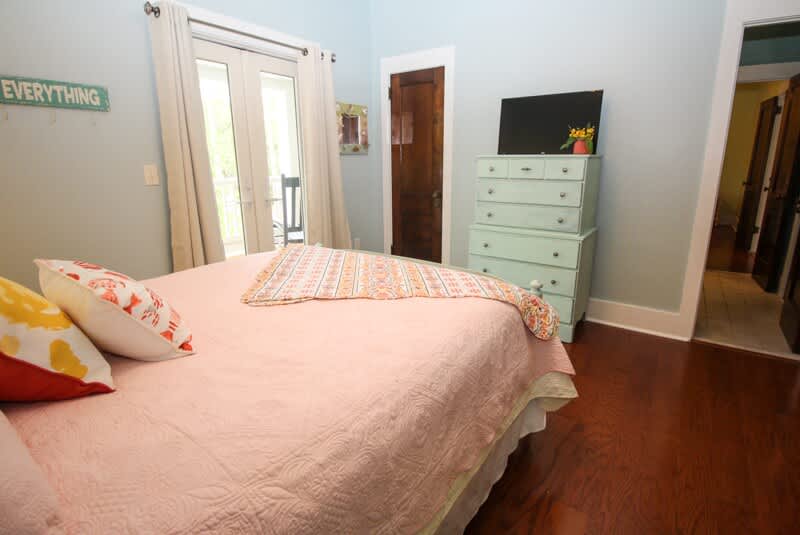 2nd Floor Queen Bedroom