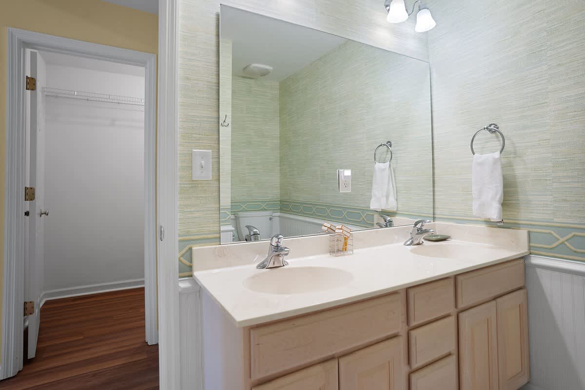 Primary En Suite Bathroom with Tub Shower Combo