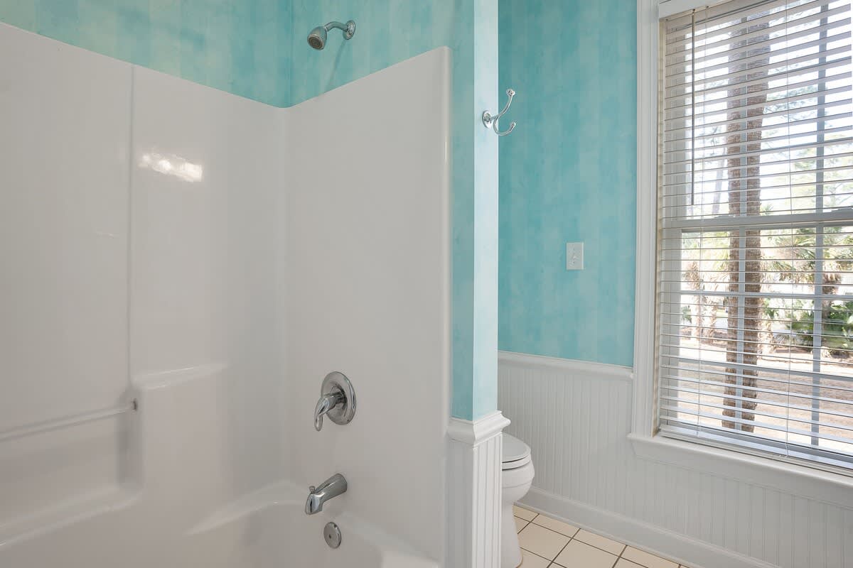 Guest En Suite Bathroom with Tub Shower Combo