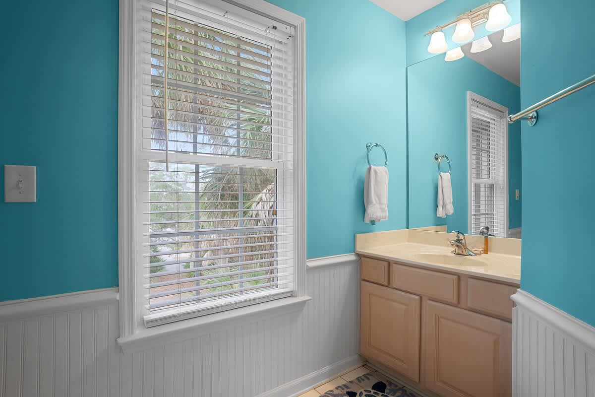 Guest En Suite Bathroom with Tub Shower Combo