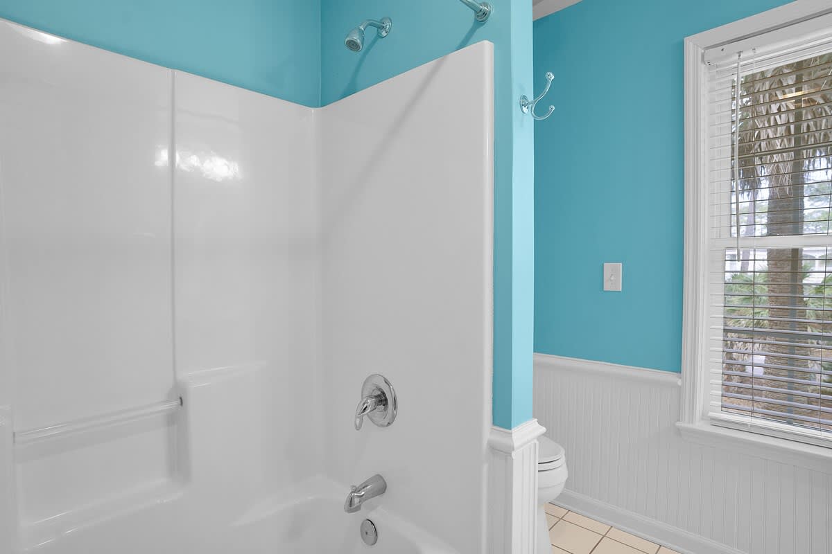 Guest En Suite Bathroom with Tub Shower Combo