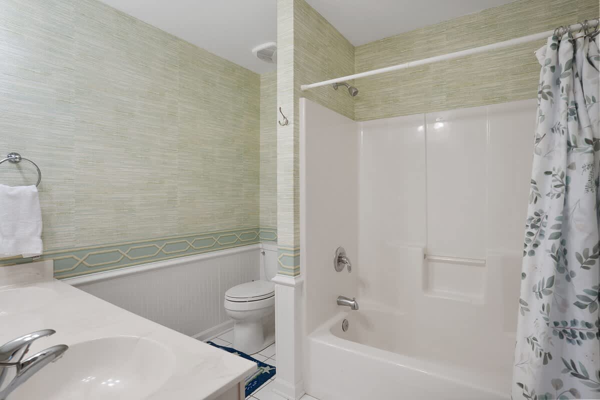 Primary En Suite Bathroom with Tub Shower Combo