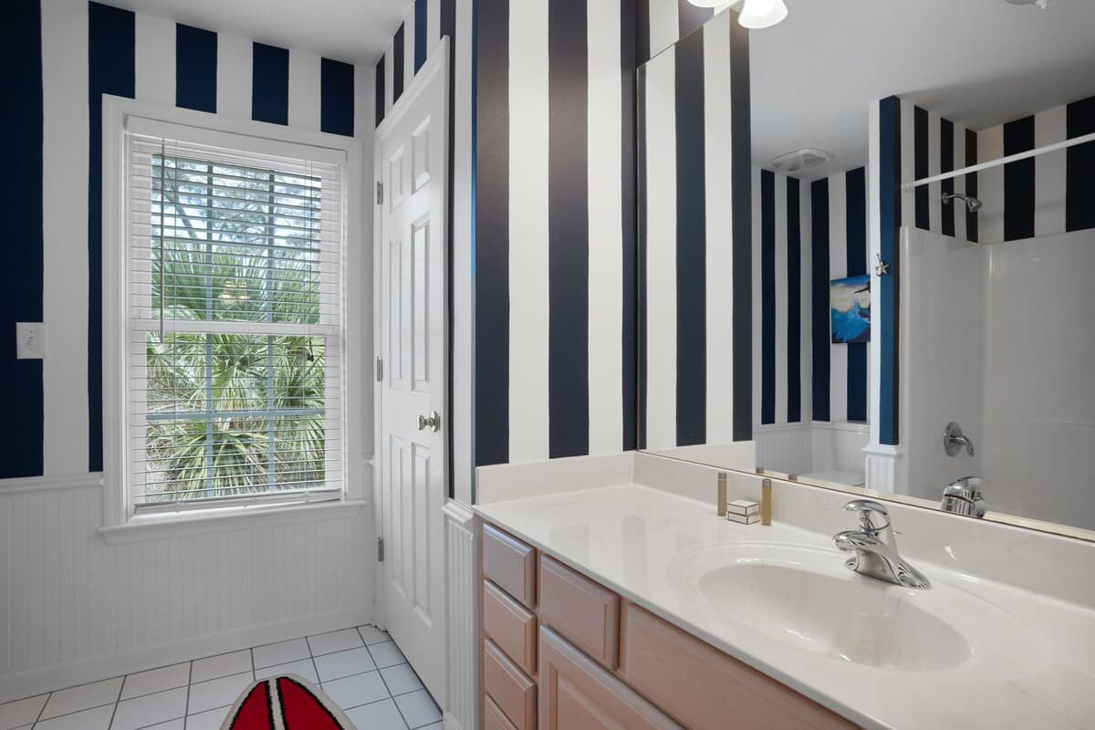 Guest En Suite Bathroom with Tub Shower Combo