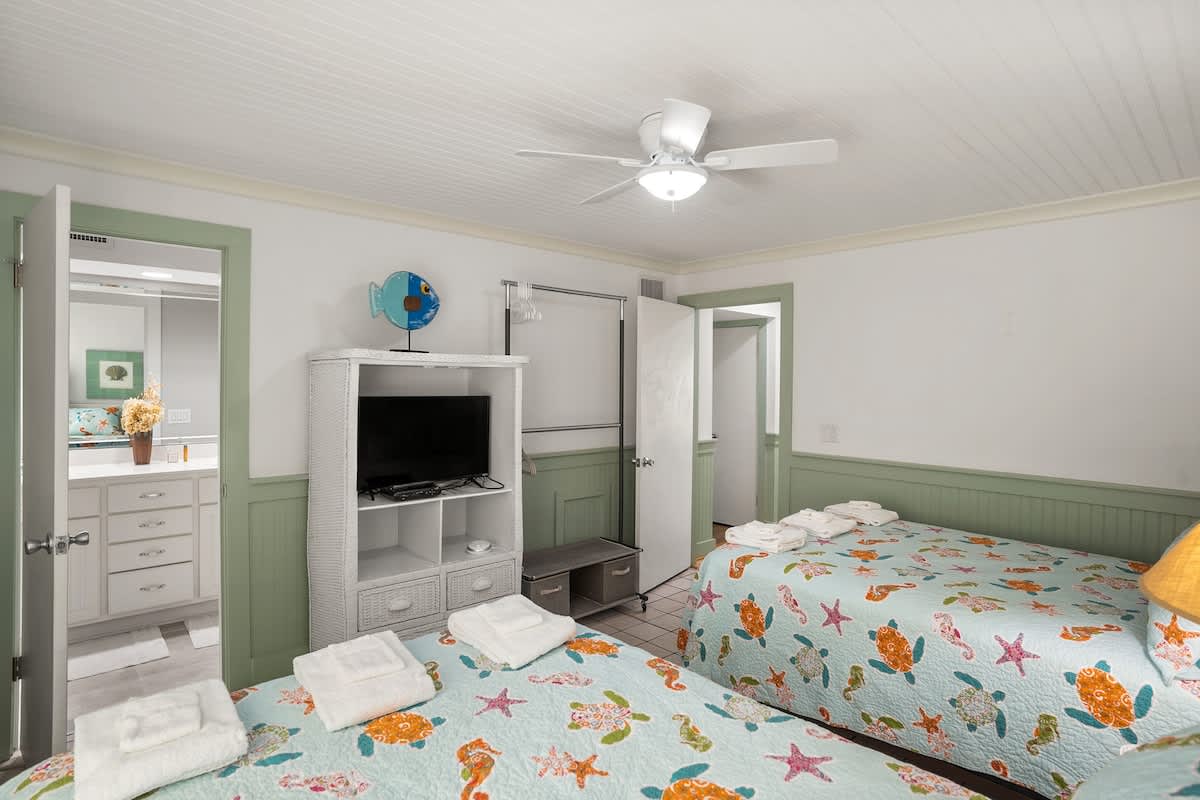 Guest Room with 2 Double Beds and Full En Suite Bathroom