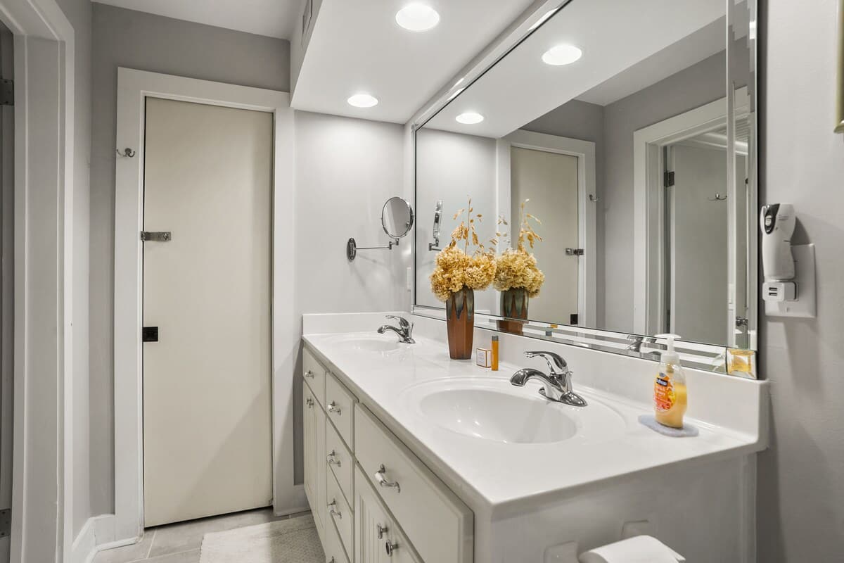 Guest Room En Suite Full Bathroom