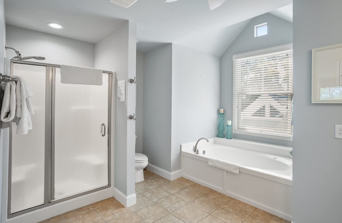 Primary En Suite Bathroom with Soaking Tub and Separate Shower