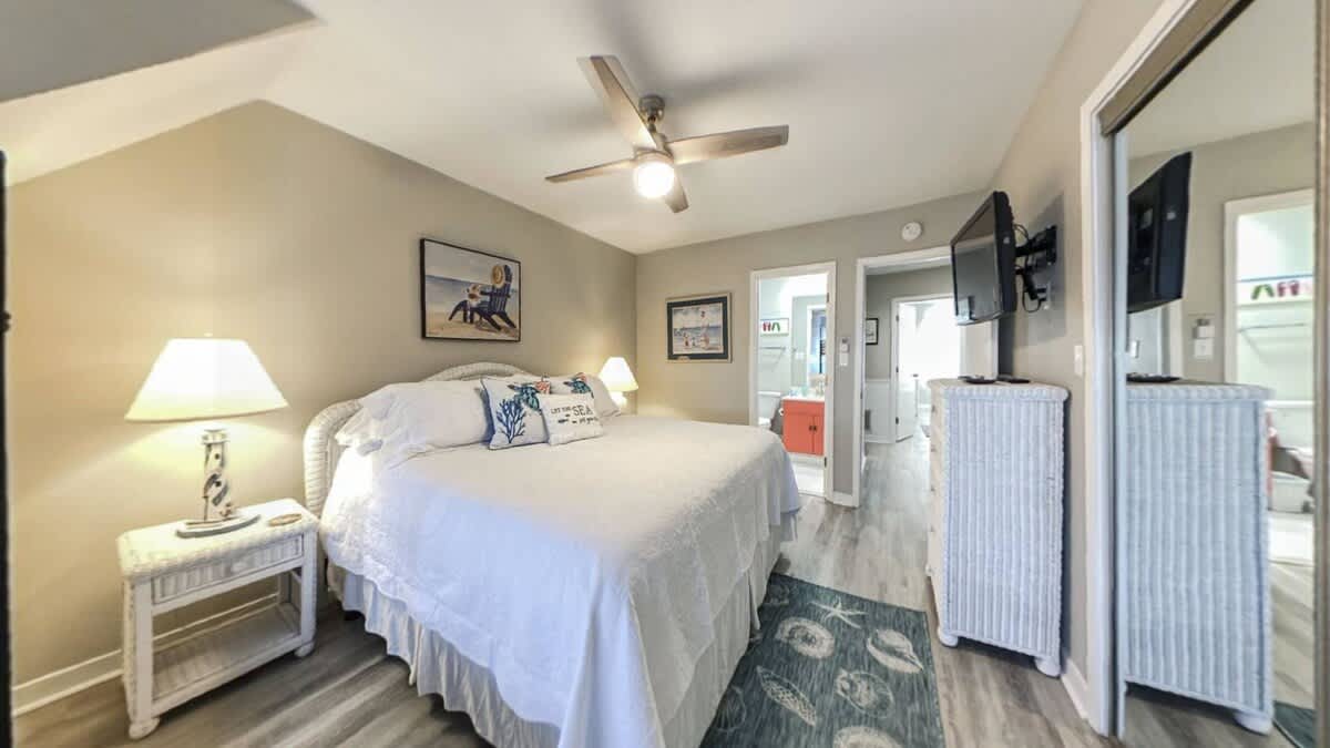 Guest bedroom with King bed and bunk beds and en suite bathroom