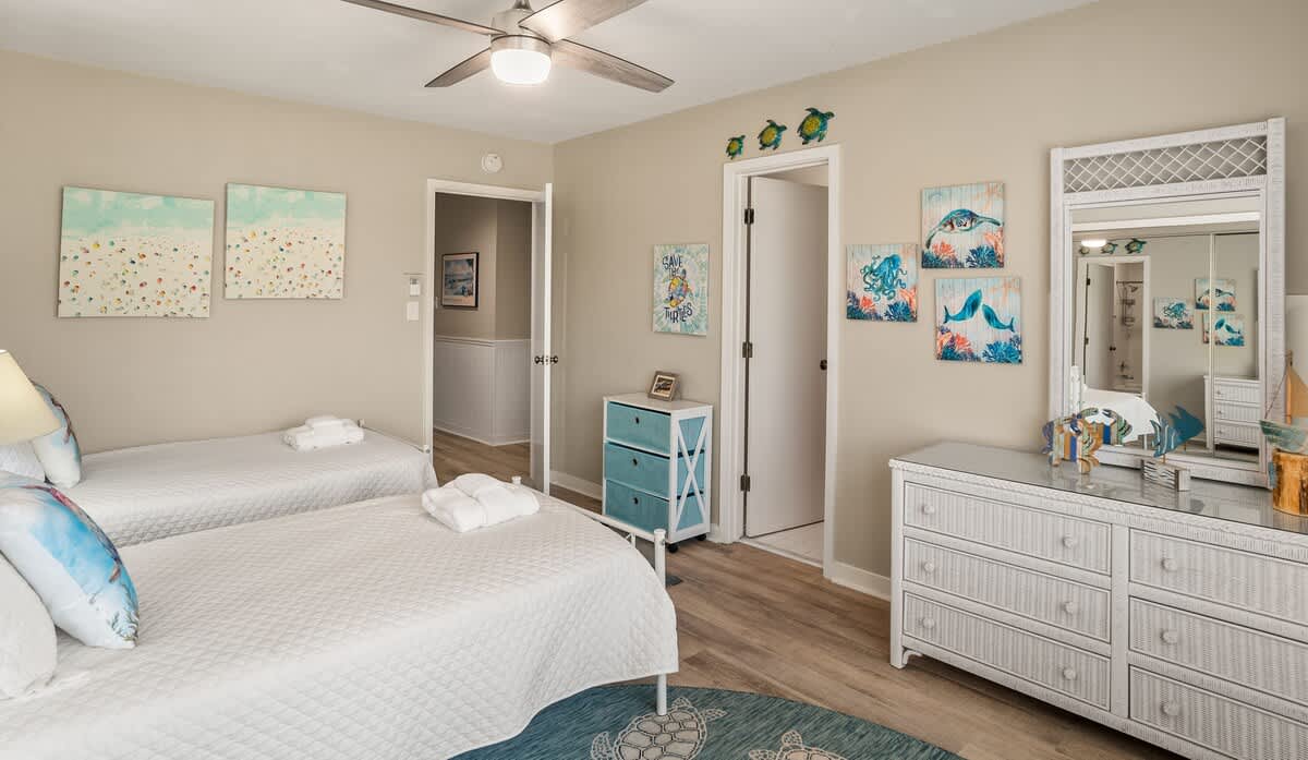 Guest bedroom with en suite full bathroom