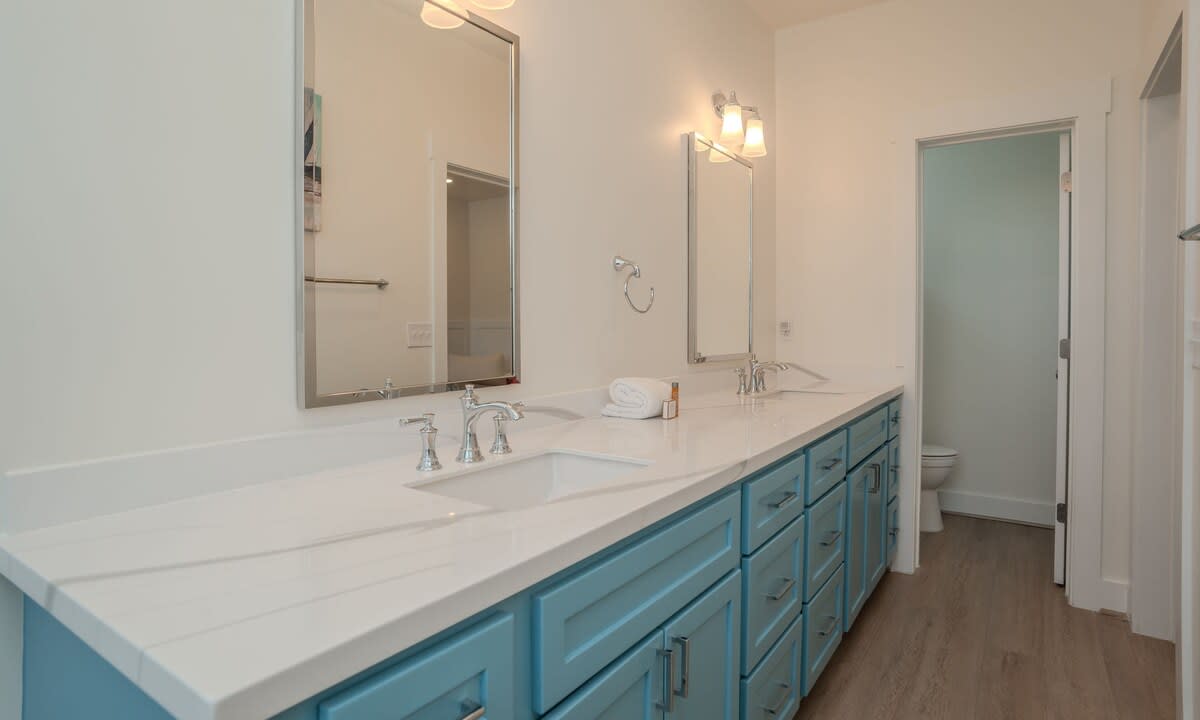 Guest En Suite Bath with Tub