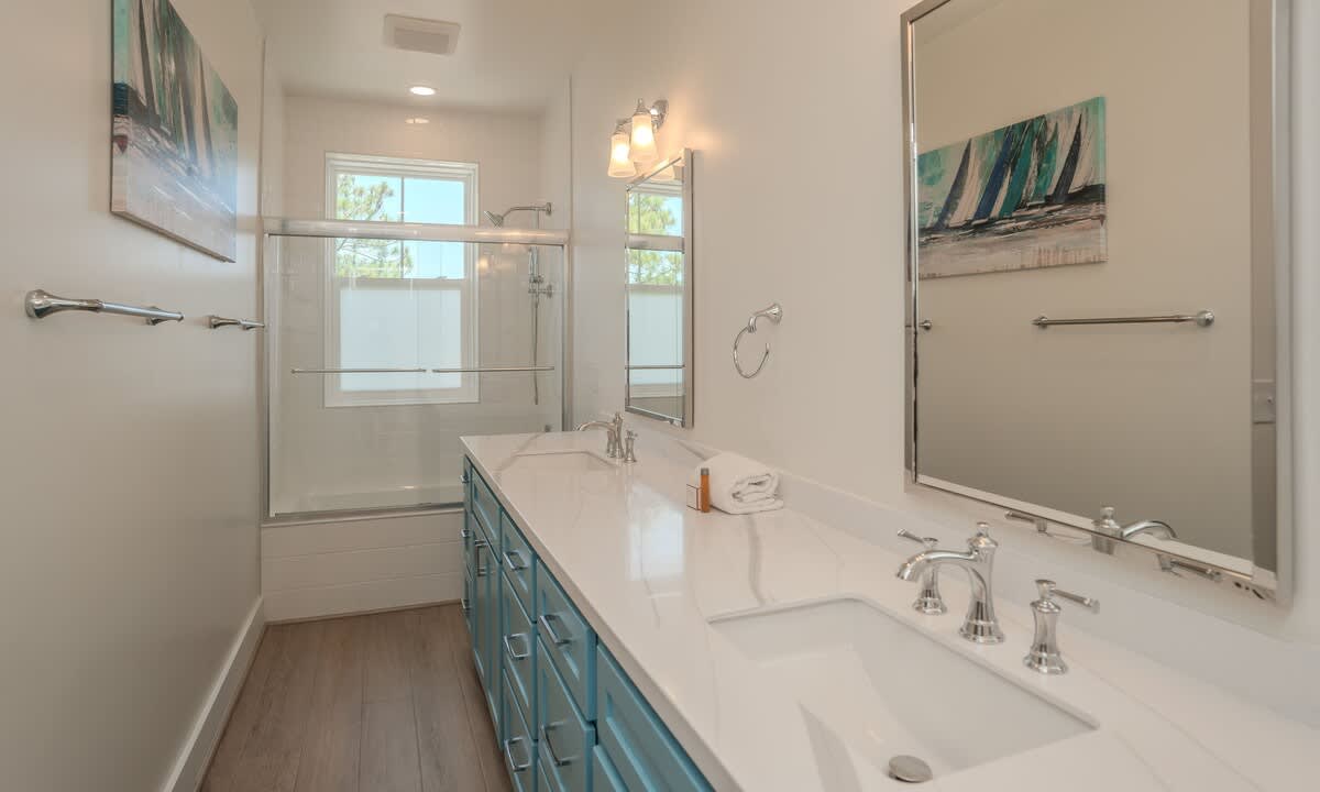 Guest En Suite Bath with Tub