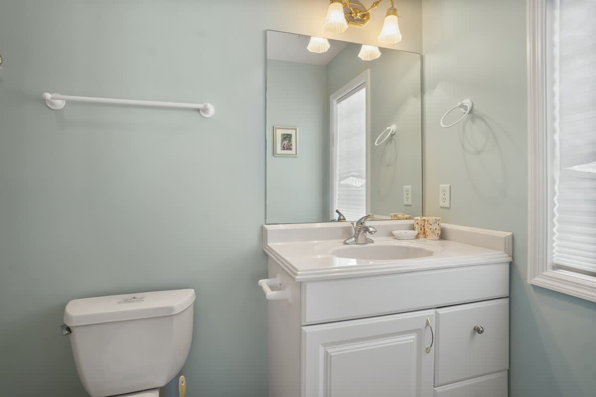 Upstairs guest bedroom with en suite bathroom