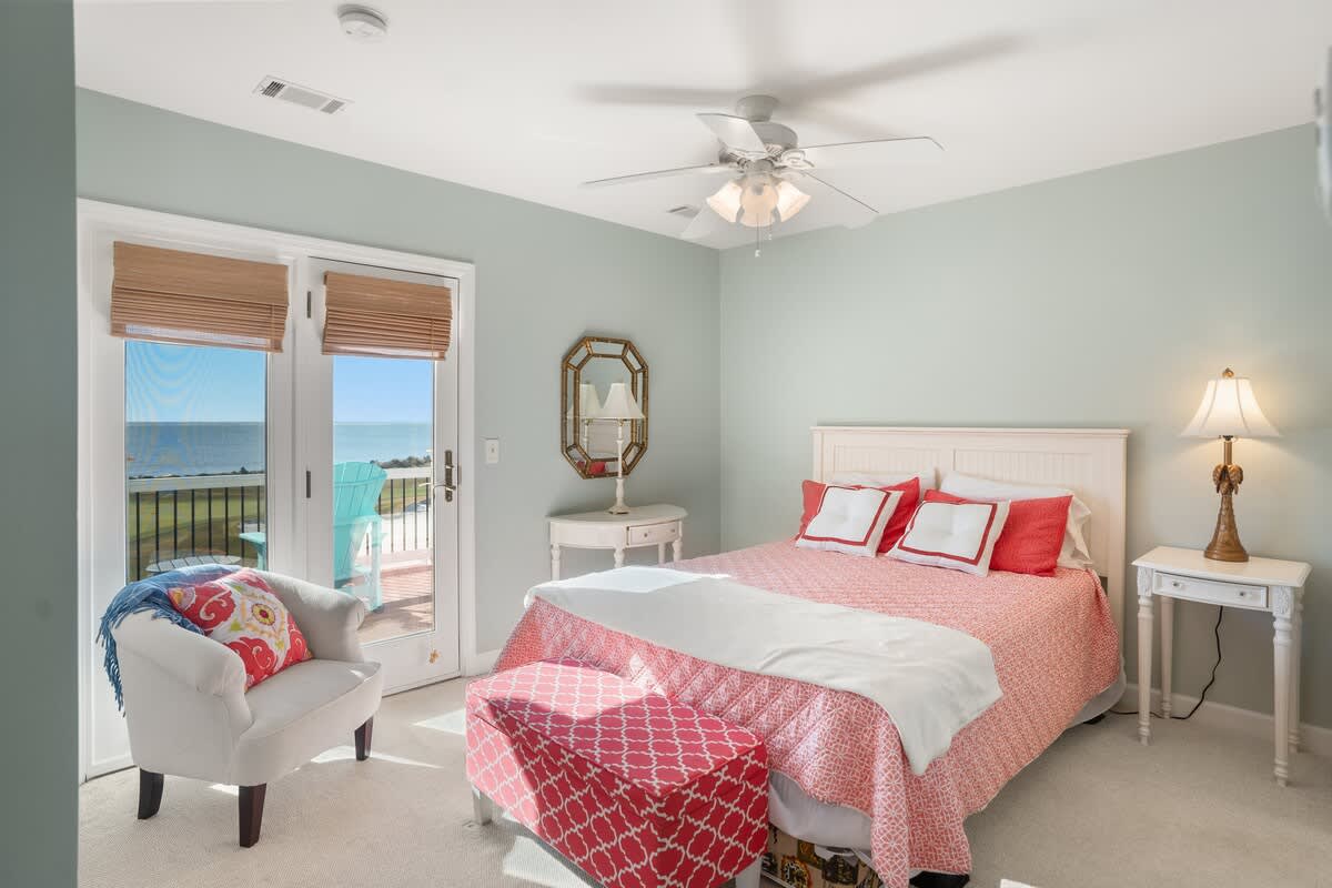 Second floor guest bedroom with en suite bathroom