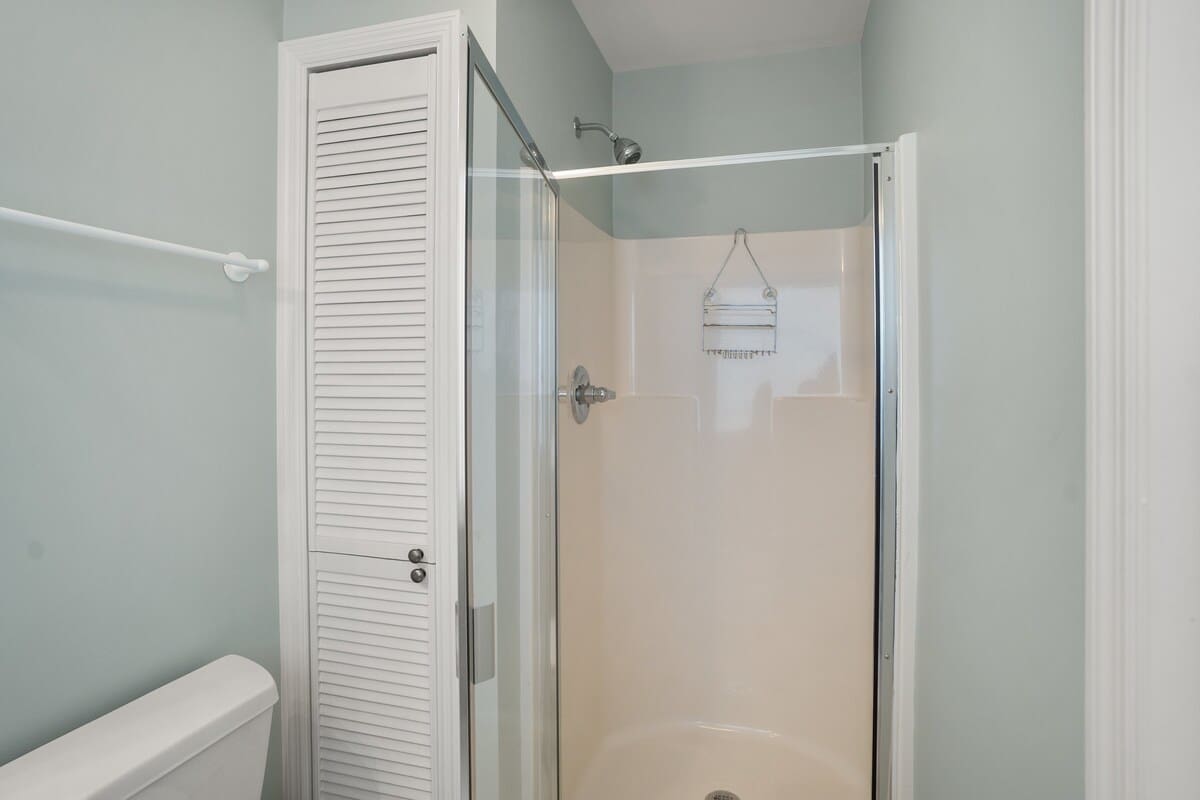 Second floor guest bedroom with en suite bathroom