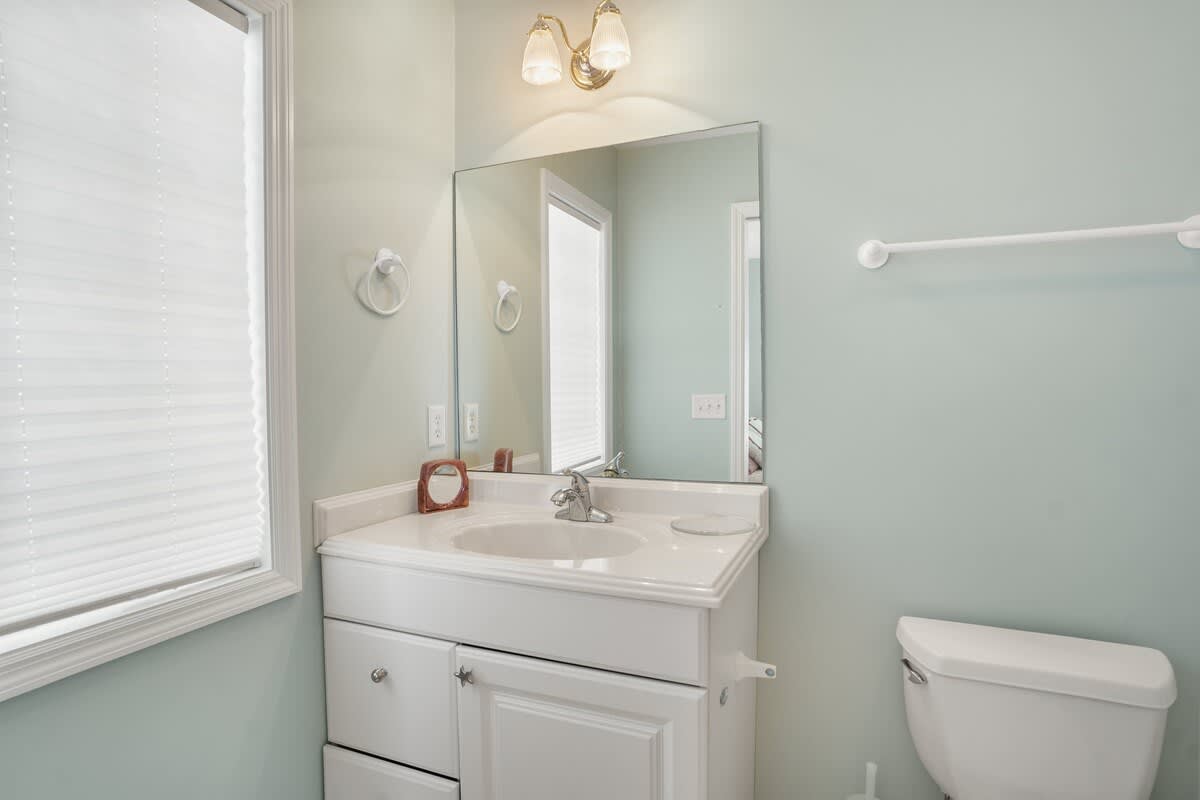 Second floor guest bedroom with en suite bathroom