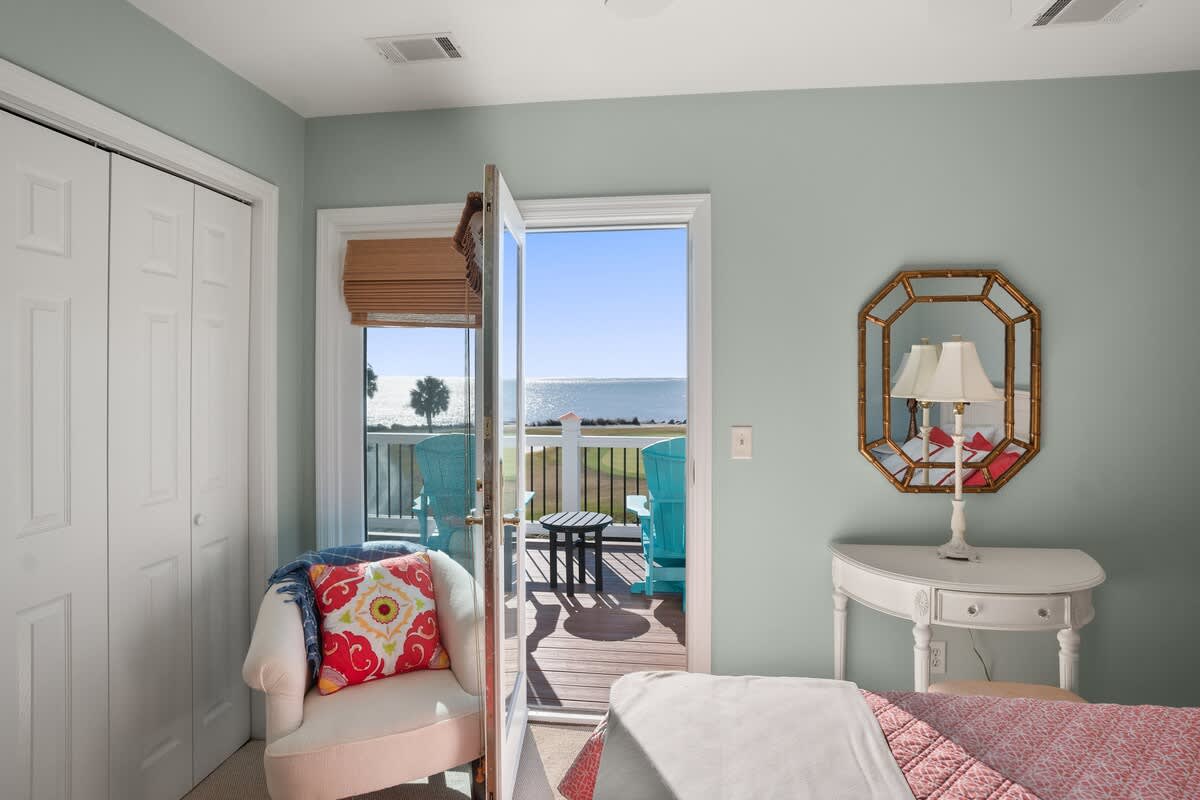 Second floor guest bedroom with en suite bathroom
