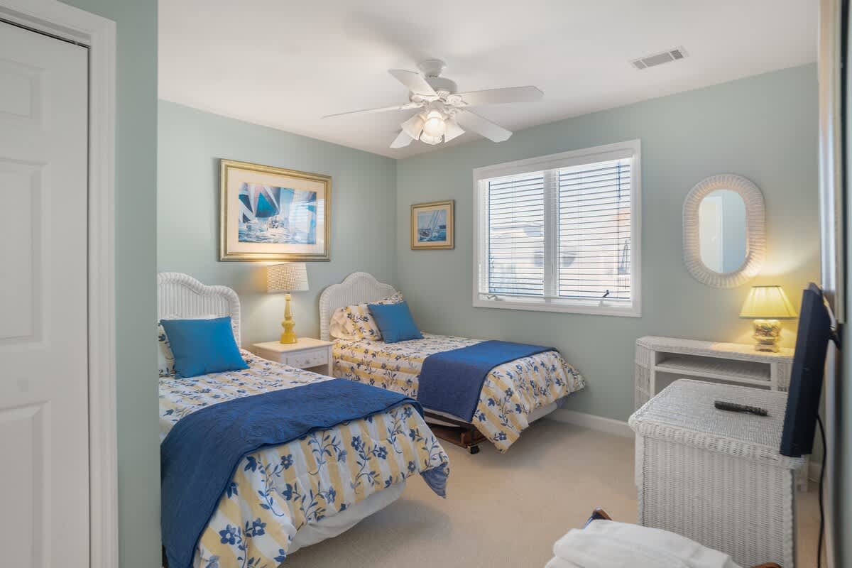 Upstairs guest bedroom with en suite bathroom