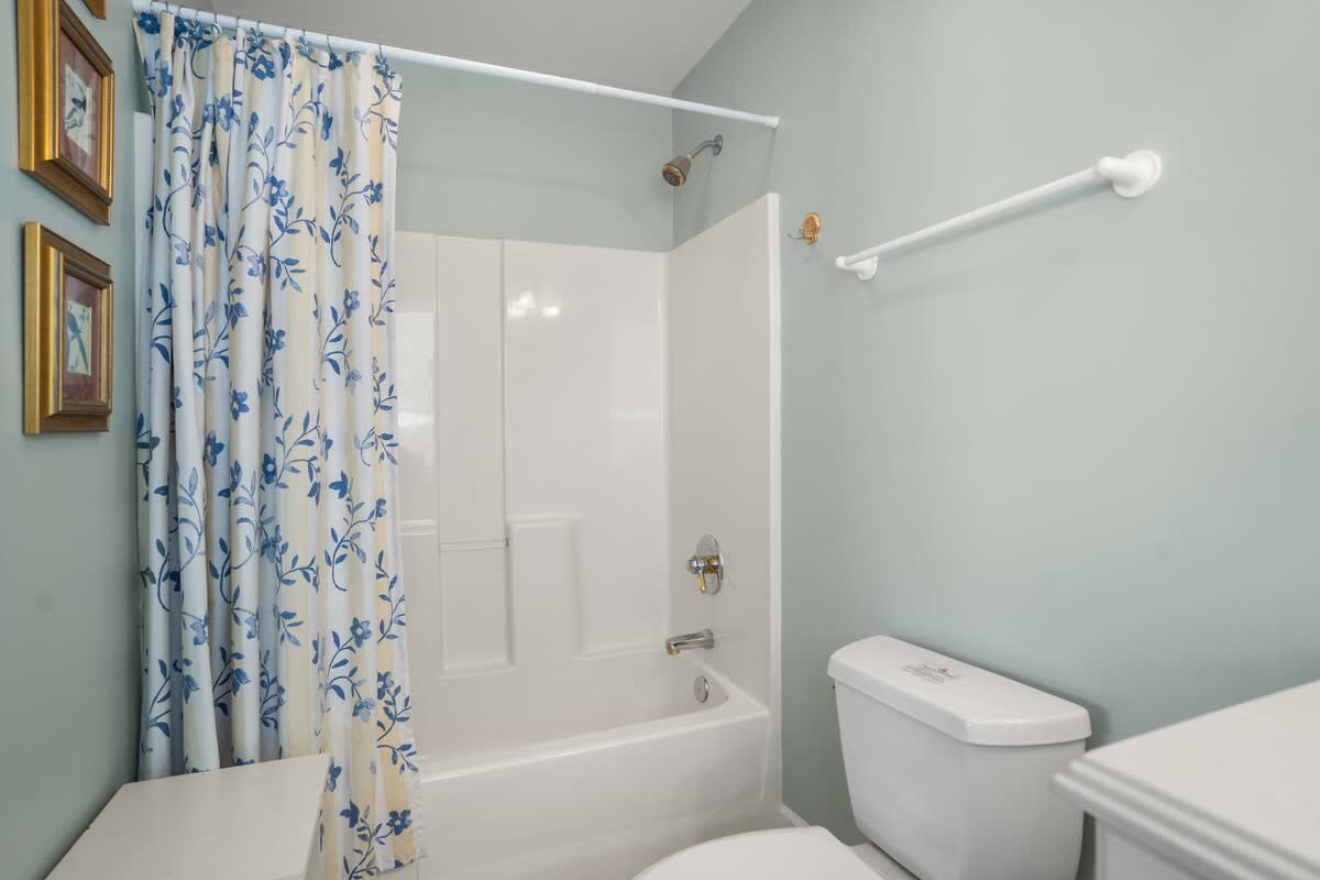 Upstairs guest bedroom with en suite bathroom