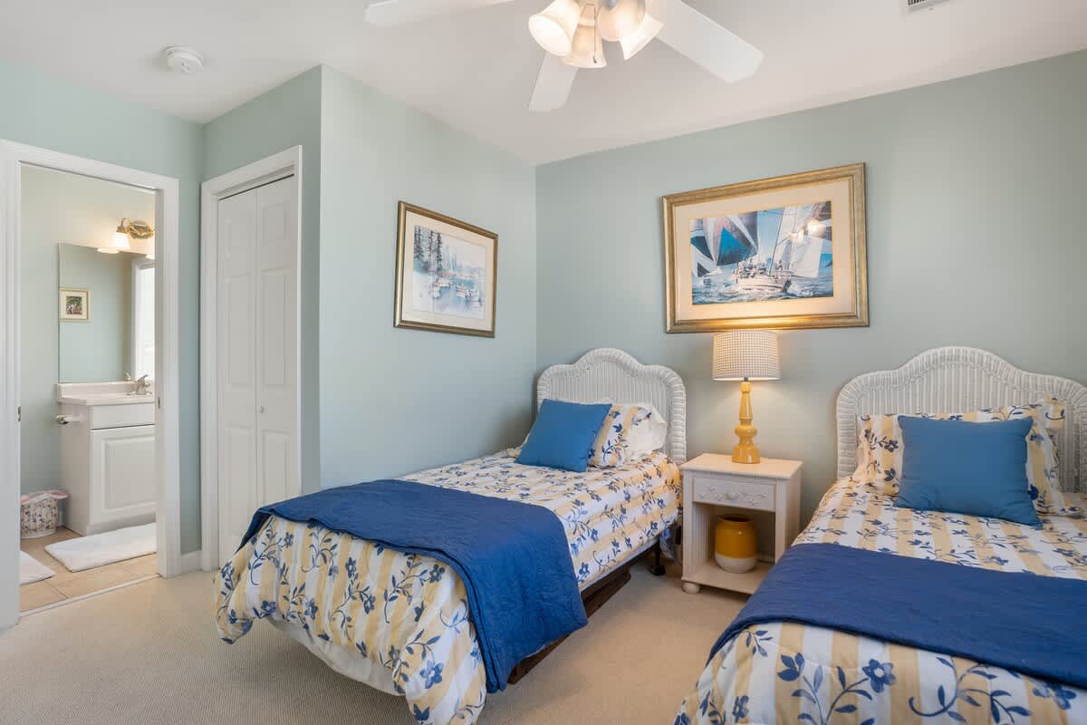 Upstairs guest bedroom with en suite bathroom