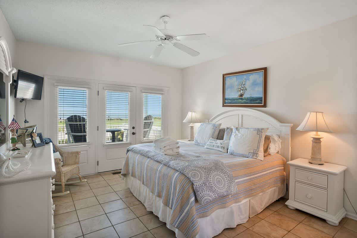 First floor master bedroom & en suite bathroom