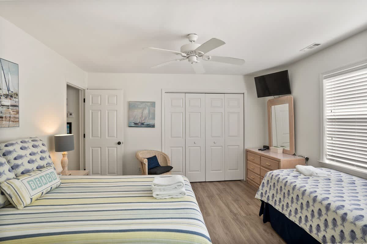 Guest bedroom with en suite bathroom