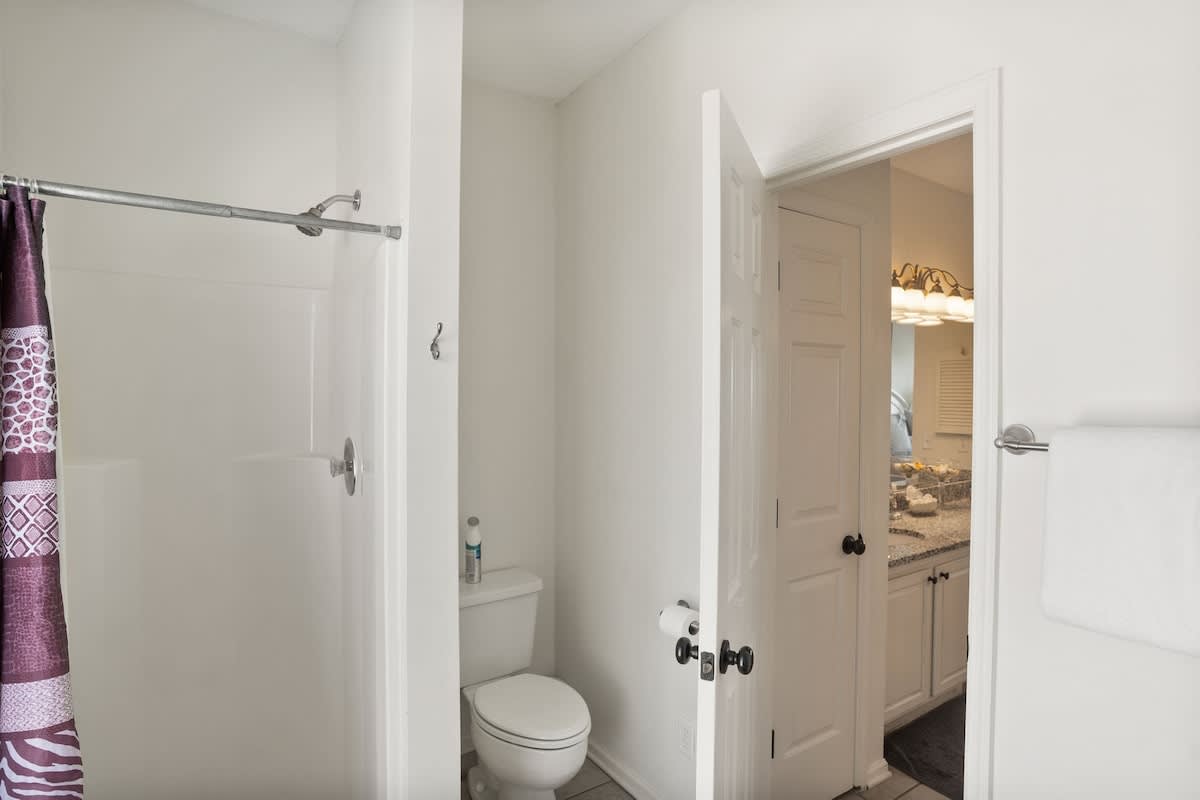 First floor master bedroom & en suite bathroom