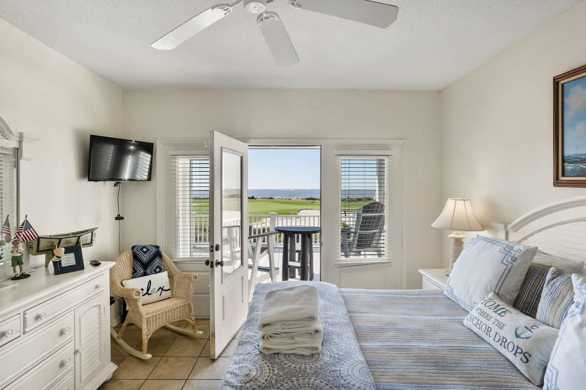 First floor master bedroom & en suite bathroom