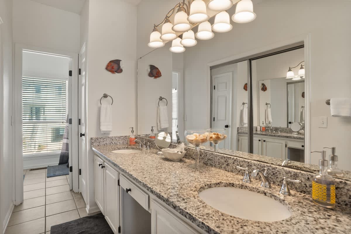 First floor master bedroom & en suite bathroom