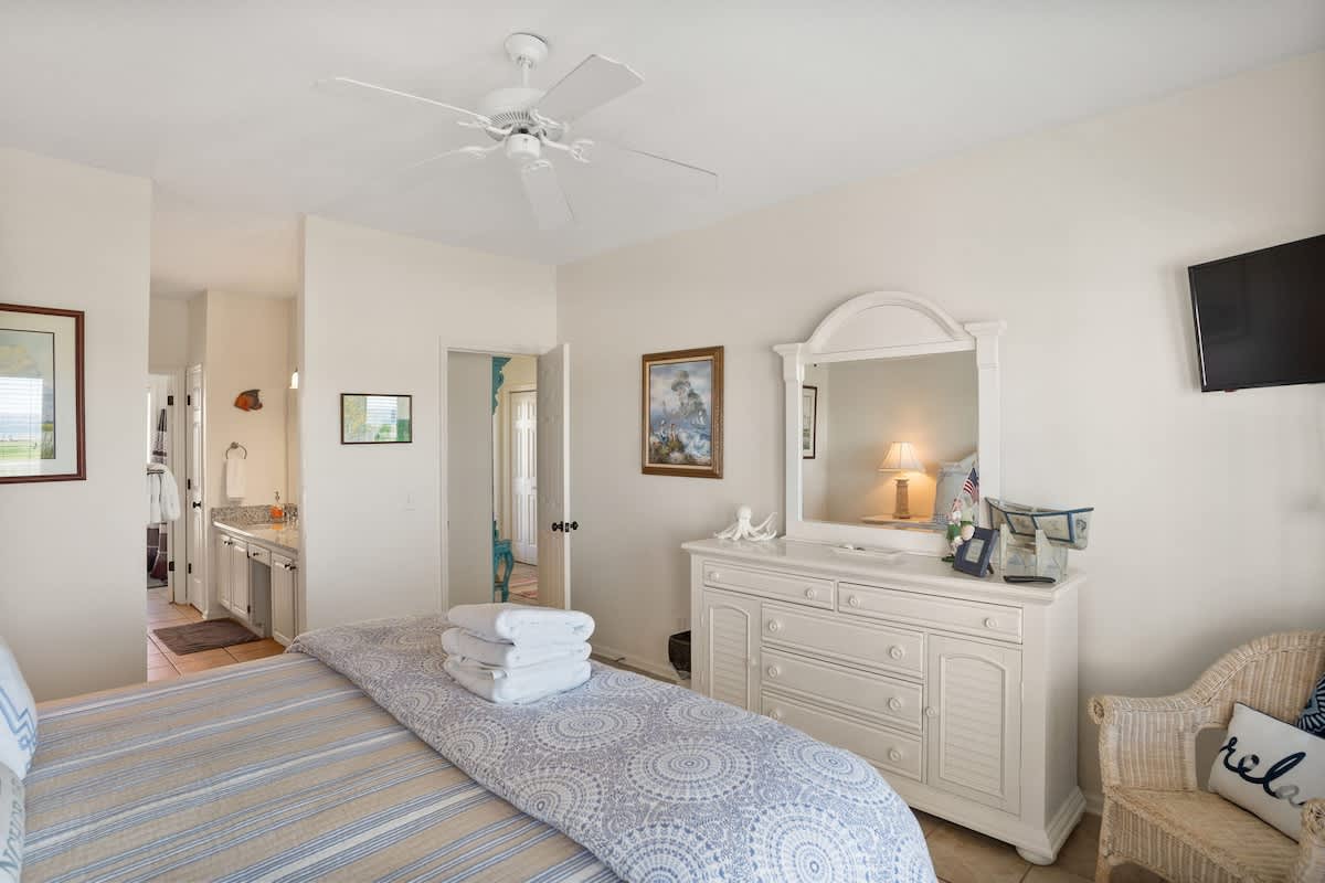 First floor master bedroom & en suite bathroom