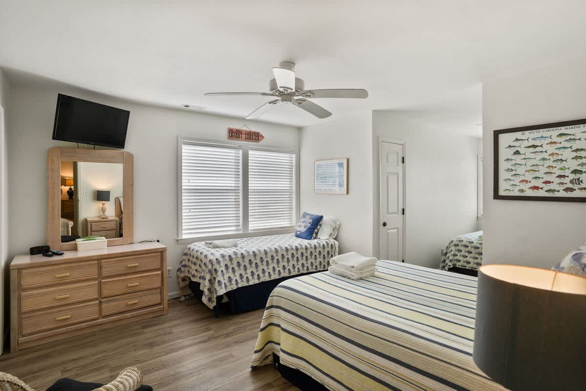 Guest bedroom with en suite bathroom
