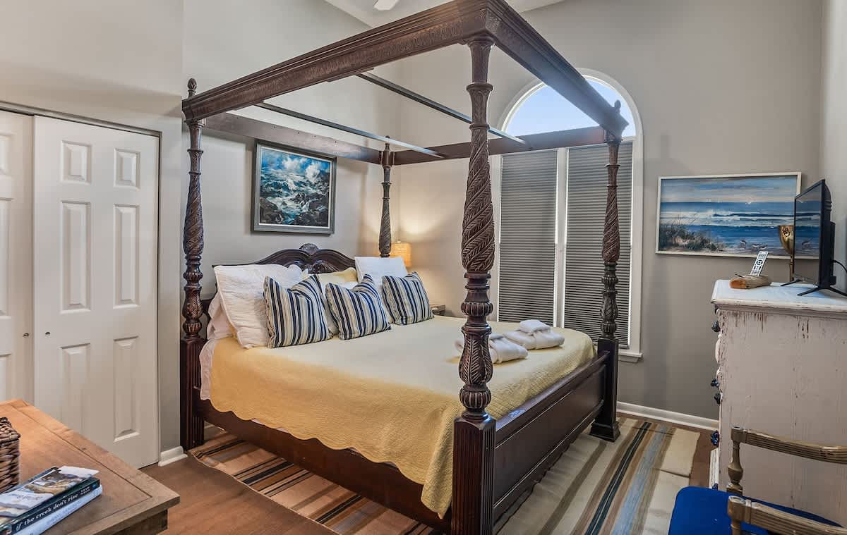 First floor front guest bedroom