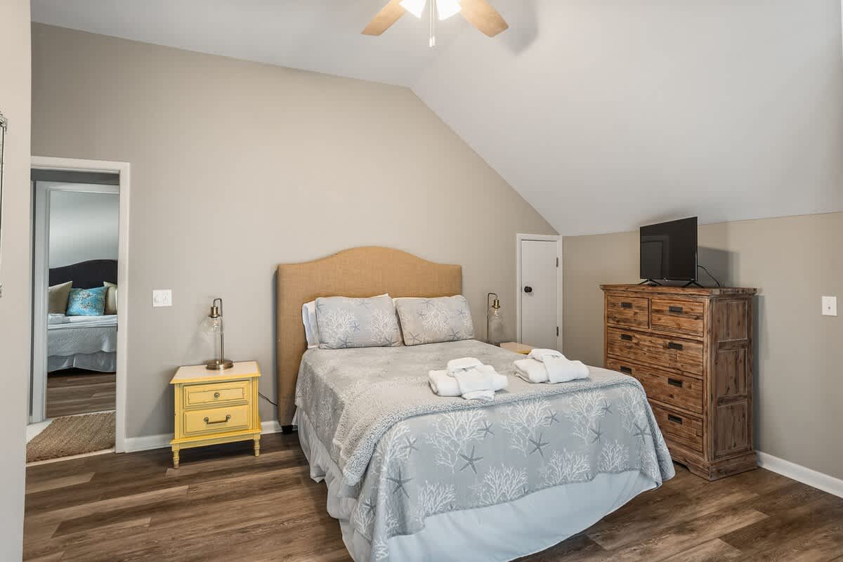 Second floor bedroom with Jack and Jill en suite bathroom