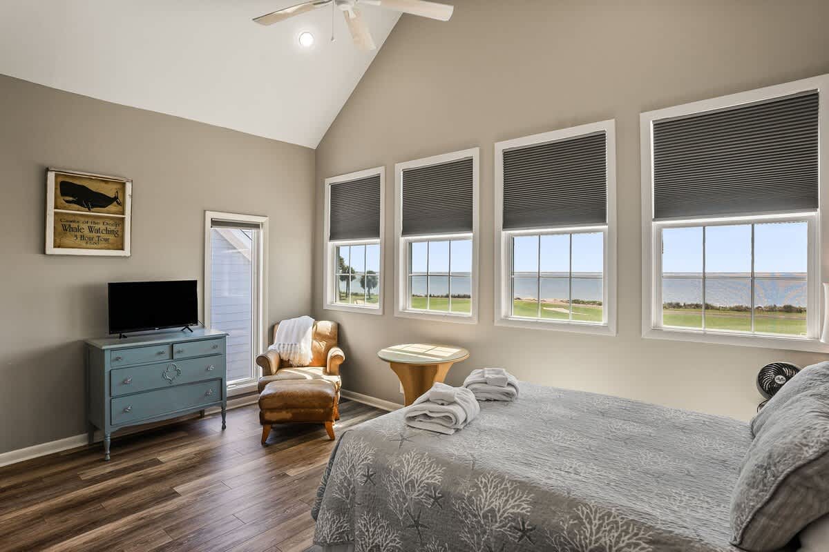 Guest bedroom with Jack and Jill bathroom