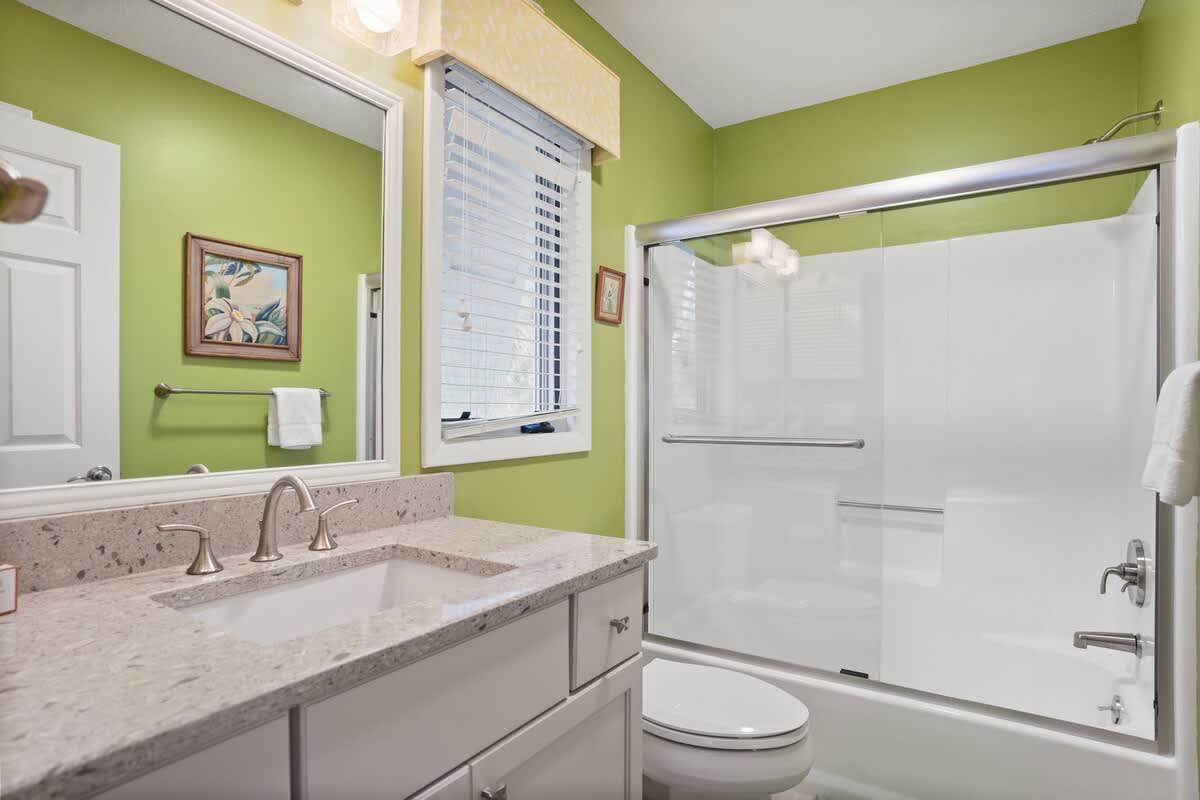 Guest Bedroom Full En Suite Bathroom
