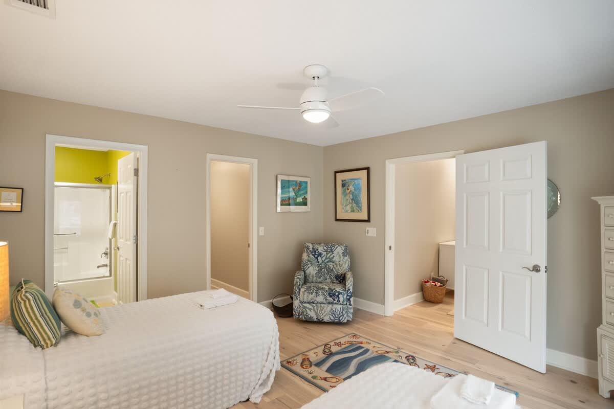 Guest Bedroom with 2 Twin Beds and Full En Suite Bathroom