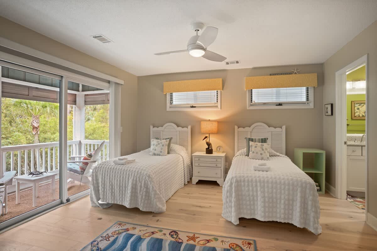 Guest Bedroom with 2 Twin Beds and Full En Suite Bathroom